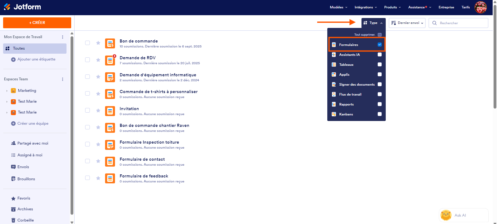 Capture d'écran de la page Mon Espace de Travail dans le Générateur de formulaires Jotform avec la liste des formulaires, une flèche pointant vers le bouton Type en haut et un encadré autour de la seule option du menu cochée, à savoir Formulaires