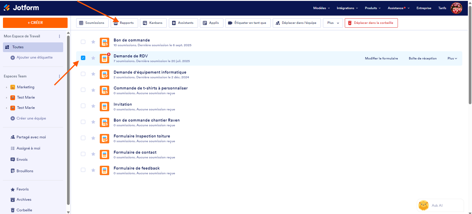 Capture d'écran de la page Mon Espace de Travail dans le Générateur de formulaires Jotform avec une flèche pointant vers un formulaire sélectionné et une autre pointant vers le bouton Rapports dans la barre de menu qui s'est affiché en haut de la page