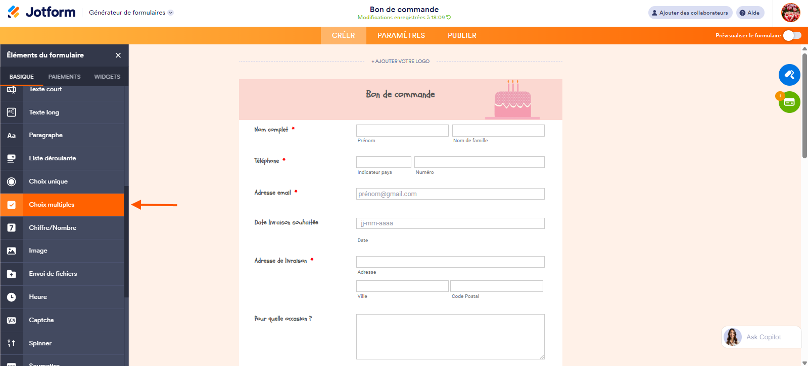 Capture d'écran d'un formulaire dans le Générateur de formulaires Jotform avec une flèche pointant vers Choix multiples dans le volet Éléments de formulaire