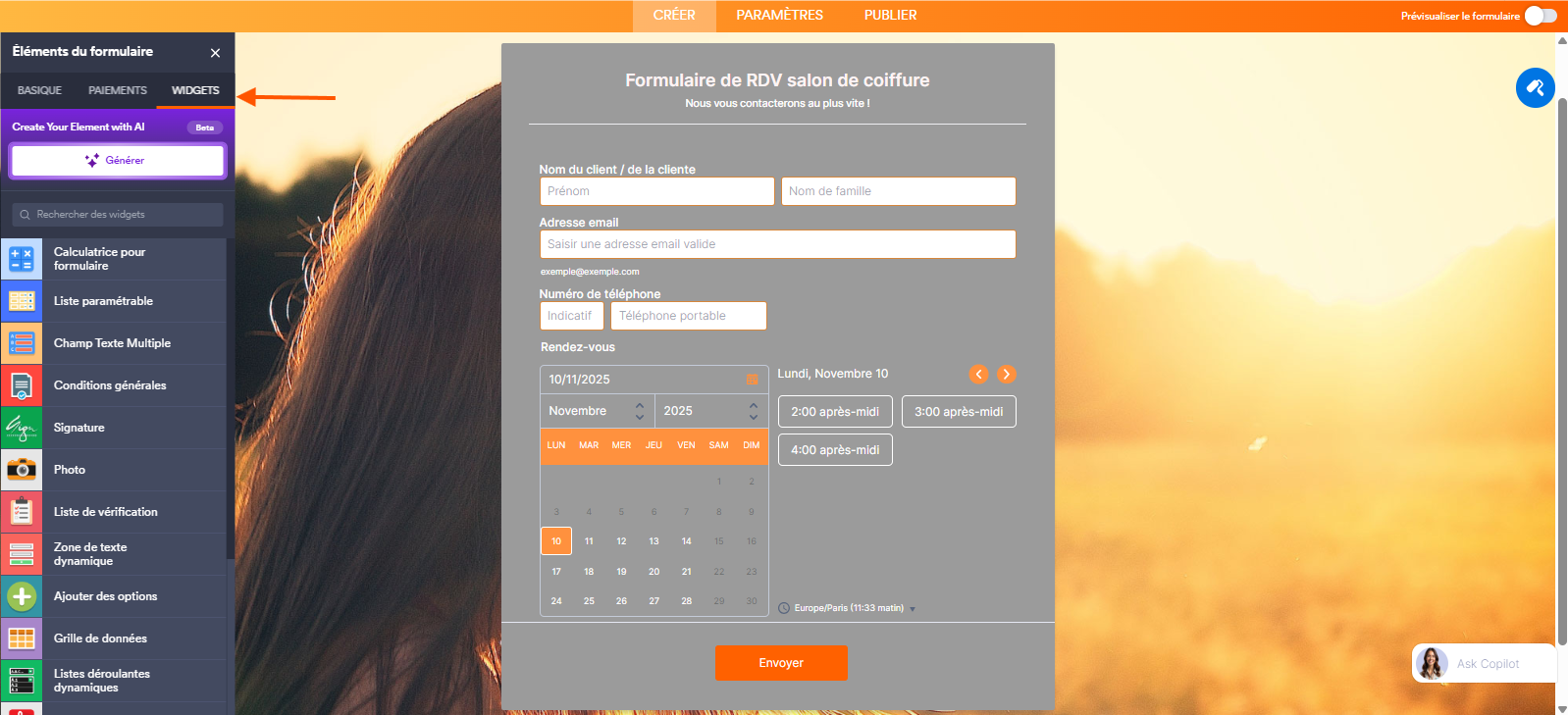 Capture d'écran d'un formulaire dans le Générateur de formulaires Jotform avec une flèche pointant vers l'onglet Widgets dans le volet Éléments de formulaire