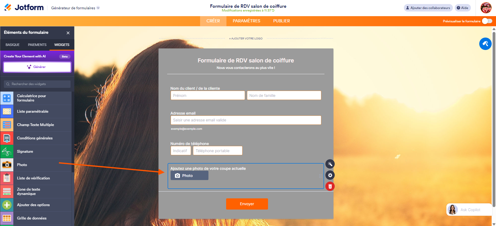 Capture d'écran d'un formulaire dans le Générateur de formulaires Jotform avec une flèche reliant le widget Photo dans l'onglet Widgets du volet Éléments de formulaire et ce widget placé dans le formulaire