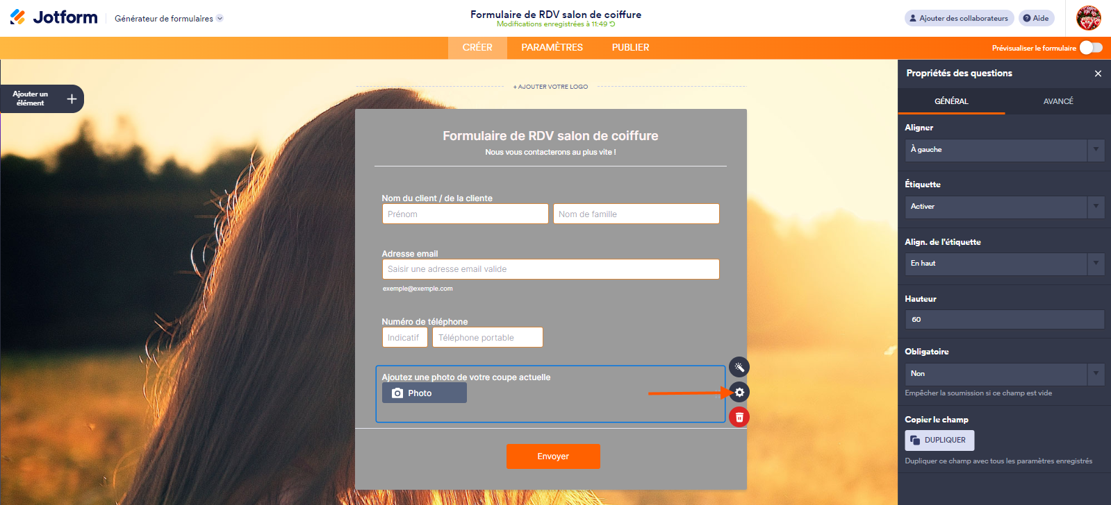 Capture d'écran d'un formulaire dans le Générateur de formulaires Jotform avec une flèche pointant vers l'icône d'engrenage à droite du widget Photo le volet Propriétés des questions ouvert à droite