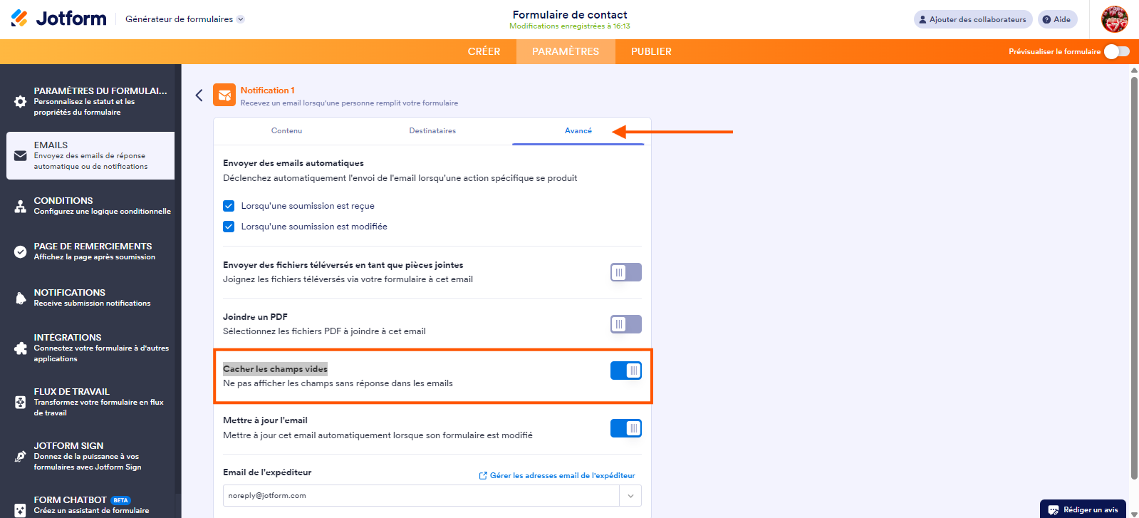 Capture d'écran de la fenêtre Notification 1 dans le Générateur de formulaires Jotform avec une flèche pointant vers l'onglet Avancé et un encadré autour de la section Cacher les champs vides