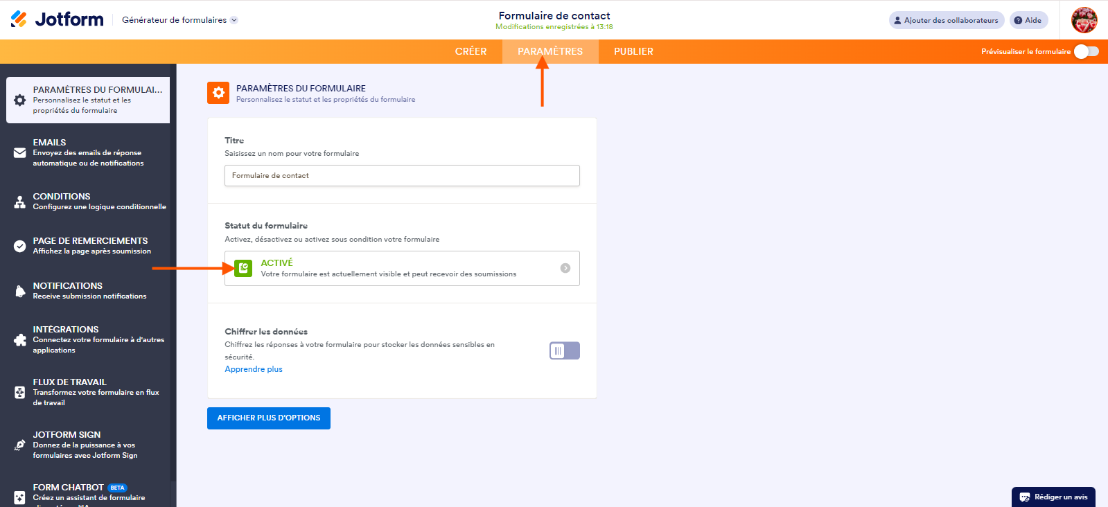 Capture d'écran du Générateur de formulaires Jotform avec une flèche pointant vers l'onglet Paramètres et une autre pointant vers la section Statut du formulaire dans la fenêtre Paramètres du formulaire