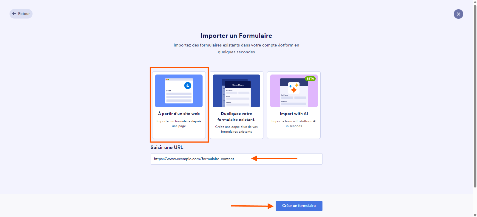Capture d'écran de la page Importer un formulaire avec un encadré autour de l'option À partir d'un site web, une flèche pointant vers le champ Saisir une URL et une autre pointant vers le bouton Créer un formulaire