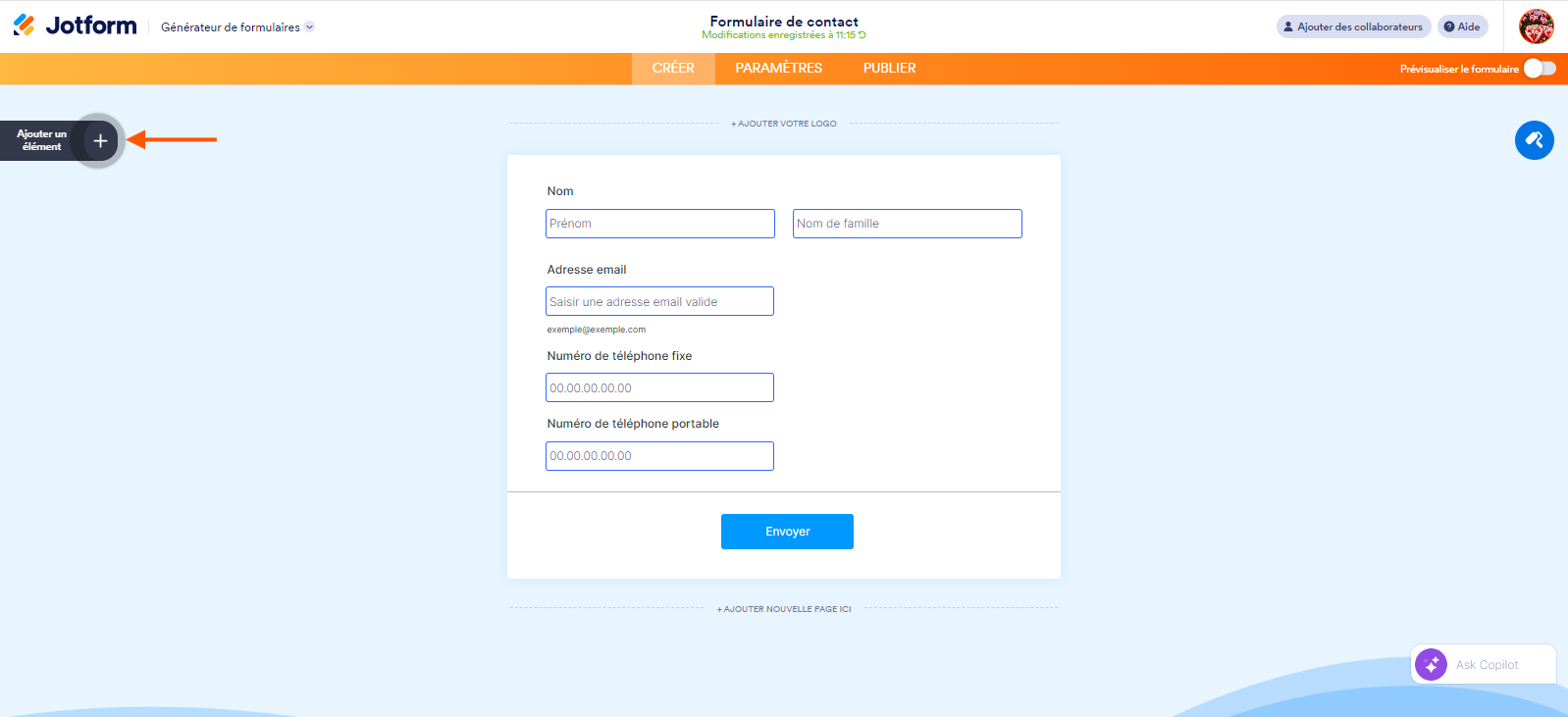 Capture d'écran d'un formulaire de contact dans le Générateur de formulaires Jotform avec une flèche pointant vers le bouton Créer en haut à gauche
