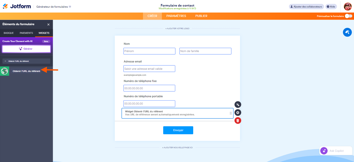 Capture d'écran d'un formulaire de contact dans le Générateur de formulaires Jotform avec une flèche pointant vers le widget Obtenir l'URL du référent dans le volet Éléments de formulaire et l'onglet Widgets