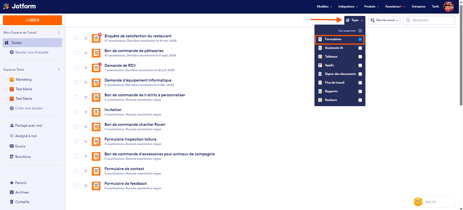 Capture d'écran d'une liste des formulaires dans le Générateur de formulaires Jotform avec une flèche pointant vers le bouton Type et un encadré autour de Formulaires qui est coché dans le menu du bouton Type