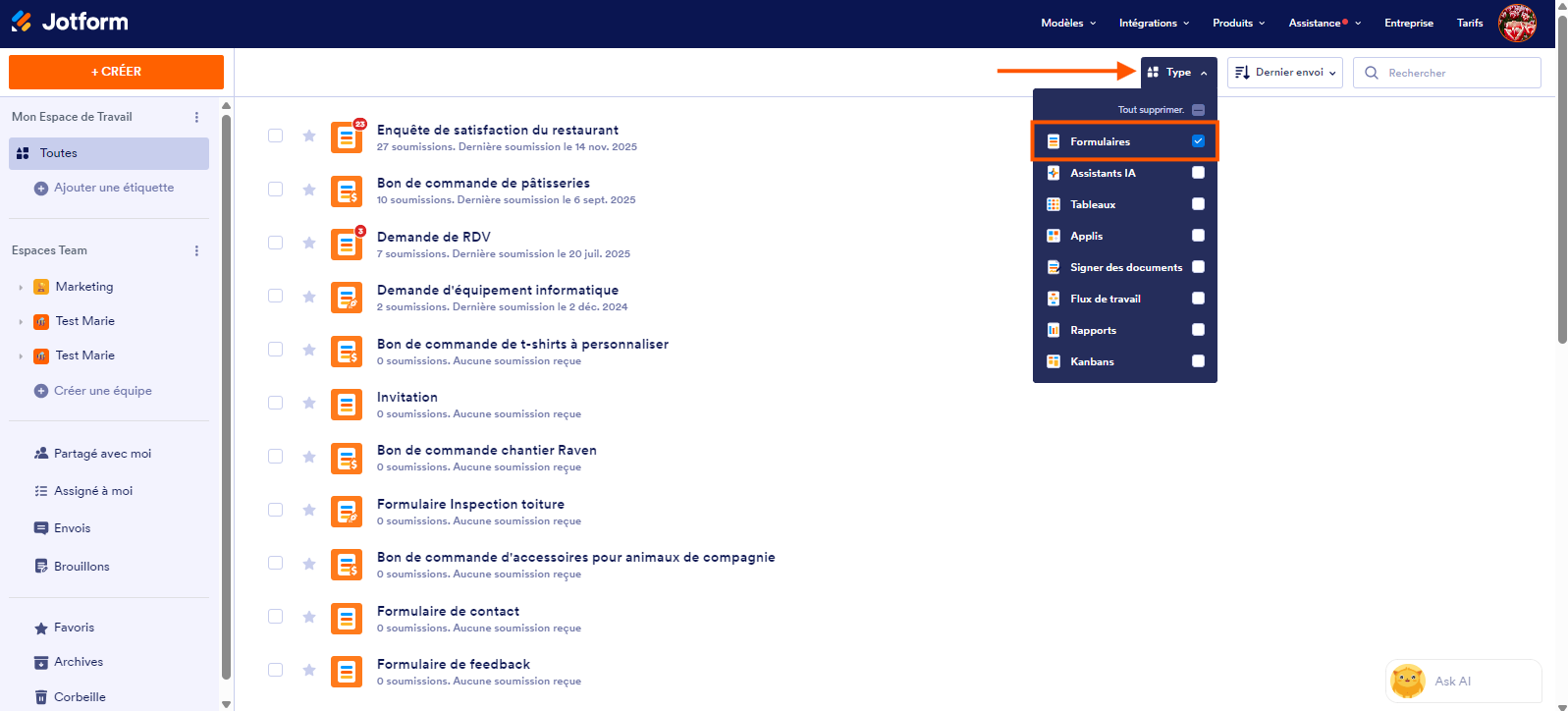 Capture d'écran de la liste des formulaires dans le Générateur de formulaires Jotform avec une flèche pointant vers le bouton Type, toutes les cases du menu décochées sauf celle en regard de Formulaires avec un encadré autour