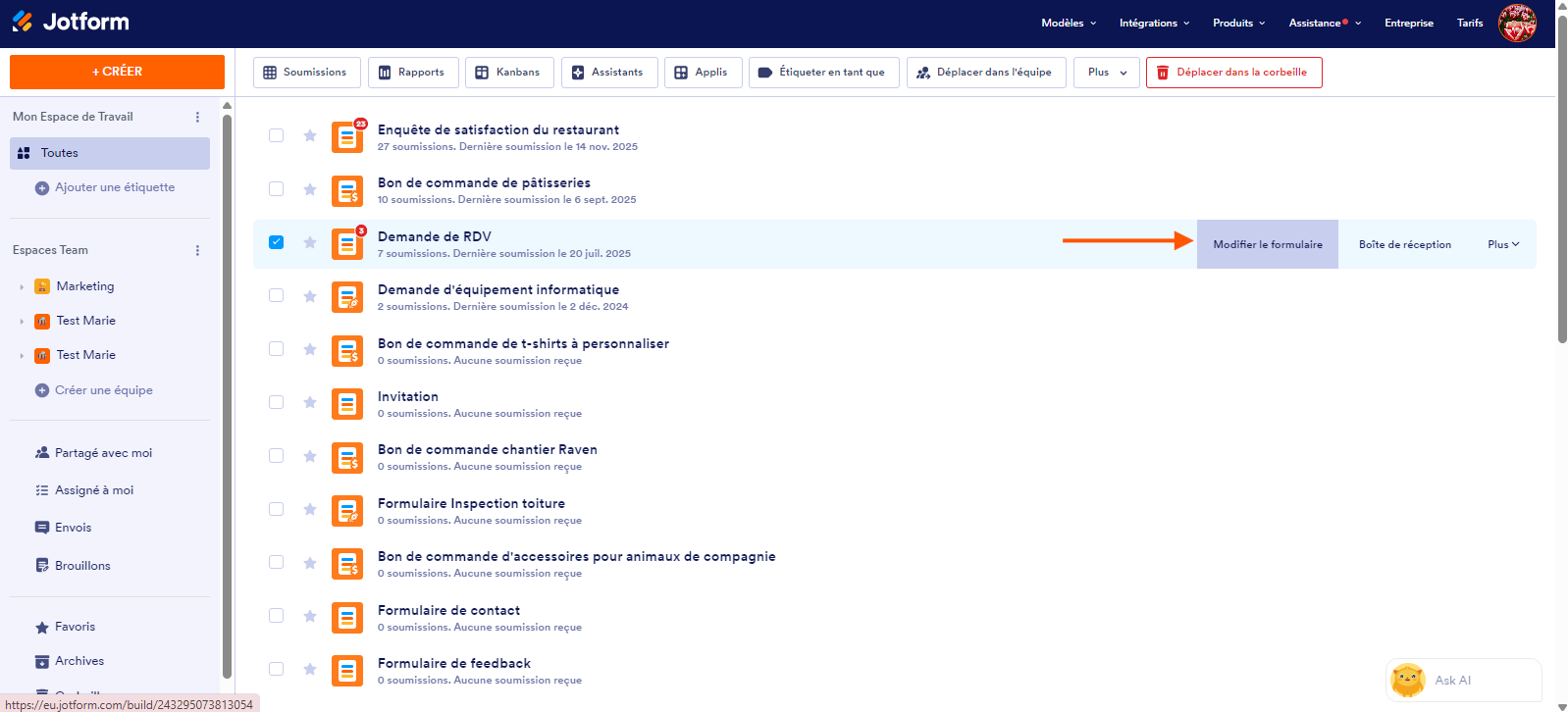 Capture d'écran de la liste des formulaires dans le Générateur de formulaires Jotform avec un formulaire sélectionné et une flèche pointant vers le bouton Modifier le formulaire à droite de la ligne