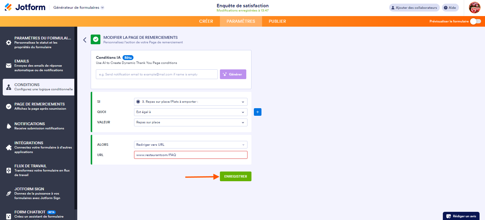 Capture d'écran de la page Modifier la page de remerciement dans le Générateur de formulaires Jotform avec une condition définie et une flèche pointant vers le bouton Enregistrer