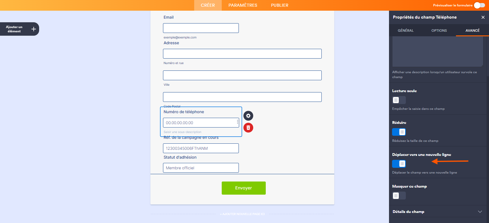 Capture d'écran d'un formulaire dans le Générateur d'assistants Jotform montrant un élément Téléphone avec le volet Propriétés de l'élément Téléphone ouvert à droite, avec l'onglet Avancé sélectionné et une flèche pointant vers le bouton bascule Déplacer le champ vers une nouvelle ligne