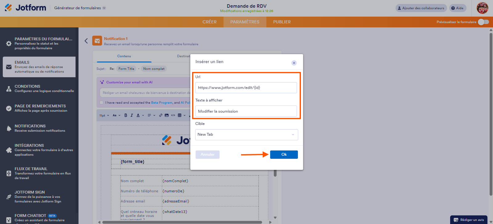 Capture d'écran de la fenêtre modale Insérer un lien dans le Générateur de formulaires Jotform avec un encadré autour des champs URL et Texte à afficher et une flèche pointant vers le bouton OK
