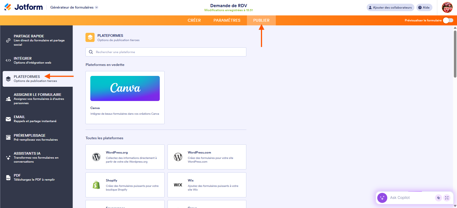Capture d'écran de l'interface du Générateur de formulaires Jotform avec une flèche pointant vers l'onglet Publier et une autre pointant vers Plateformes dans le volet à gauche
