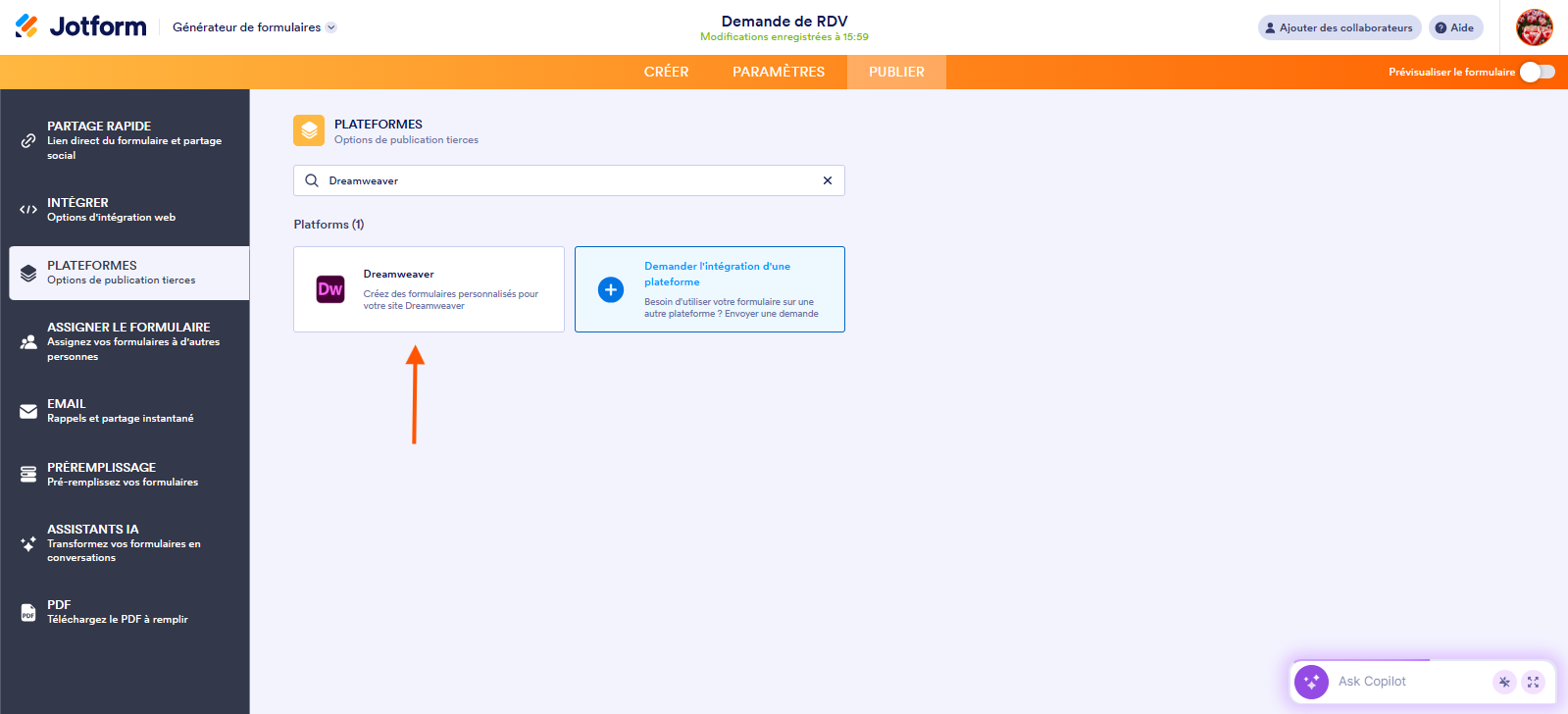 Capture d'écran de la page Plateformes dans le Générateur de formulaires Jotform avec Dreamweaver dans la barre de recherche et une flèche pointant vers Dreamweaver dans les résultats de la recherche