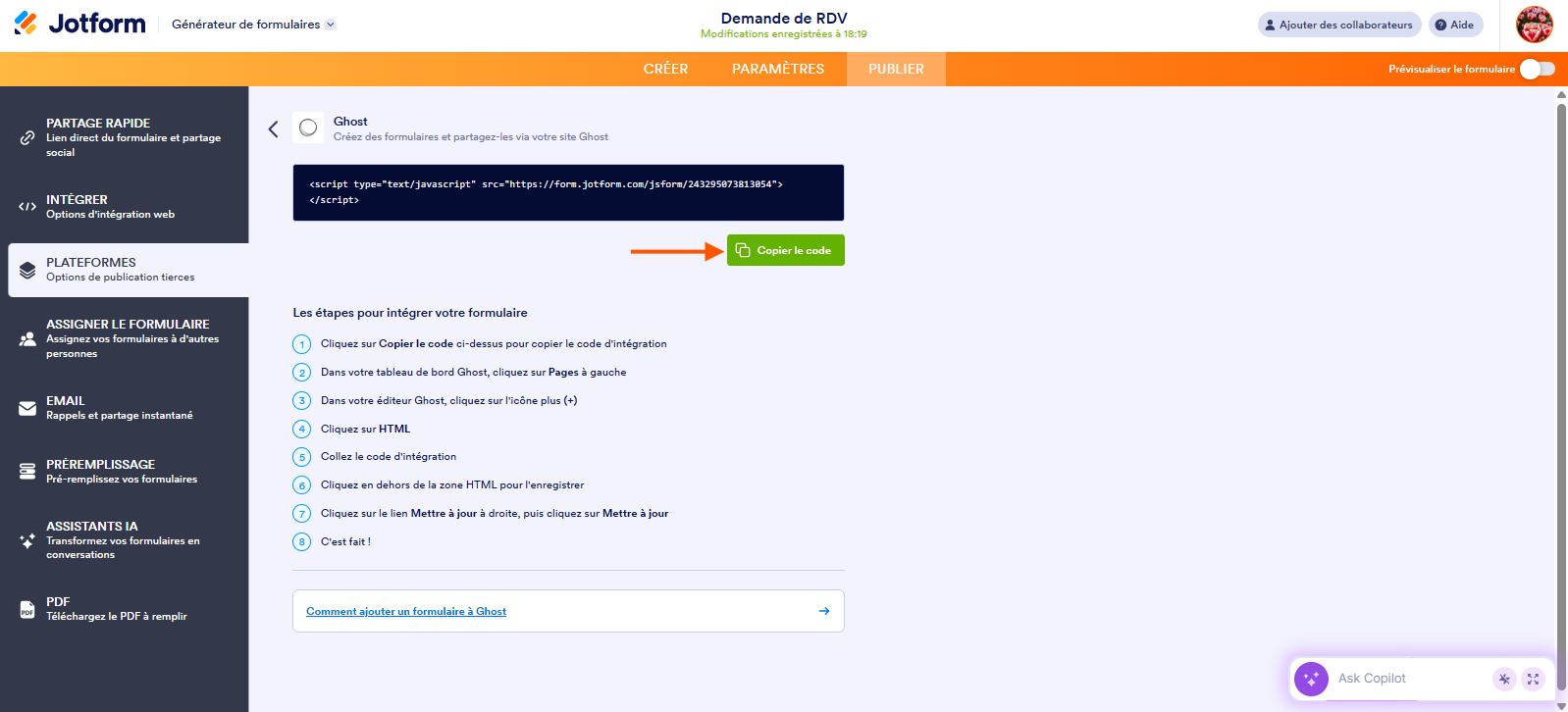 Capture d'écran de la page de l'intégration Ghost dans le Générateur de formulaires Jotform avec une flèche pointant vers le bouton Copier le code