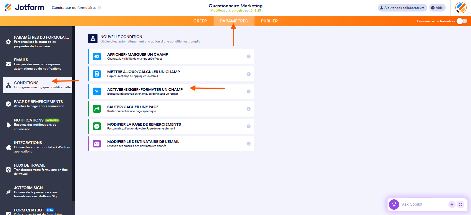 Capture d'écran du Générateur de formulaires Jotform avec une flèche pointant vers l'onglet Paramètres, une autre pointant vers Conditions à gauche et une troisième pointant vers  Activer/Exiger/Formater un champ