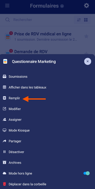 Capture d'écran d'un formulaire dans l'application Jotform Mobile avec une flèche pointant vers Remplir dans le menu ouvert