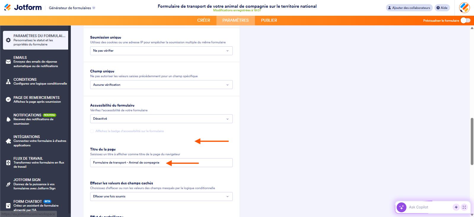 Capture d'écran de la page Paramètres du formulaire dans le Générateur de formulaires Jotform avec une flèche pointant vers le champ Titre de la page modifié et une autre dans une zone hors de ce champ