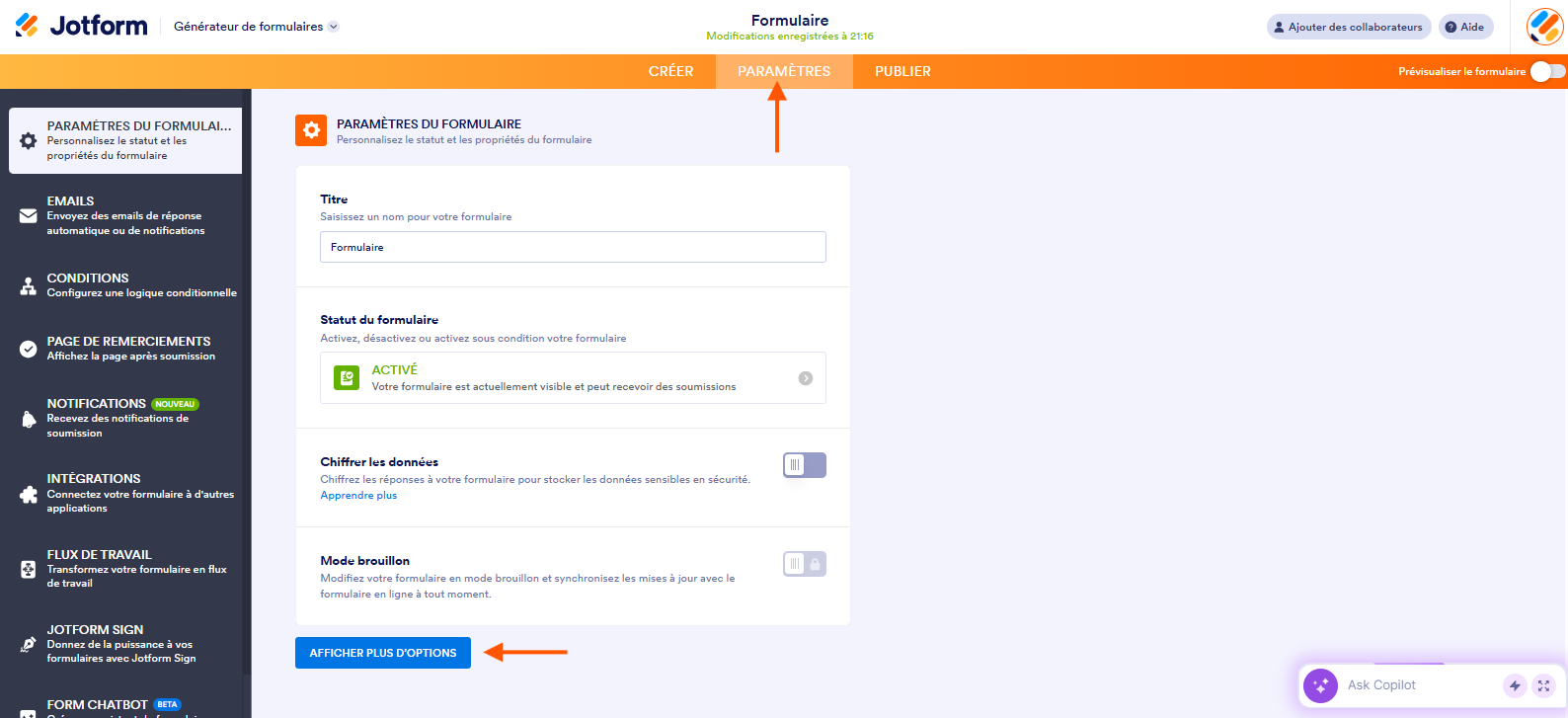 Capture d'écran de la page Paramètre du formulaire dans le Générateur de formulaires Jotform avec une flèche pointant vers Paramètres et une autre pointant vers le bouton Afficher plus d'options