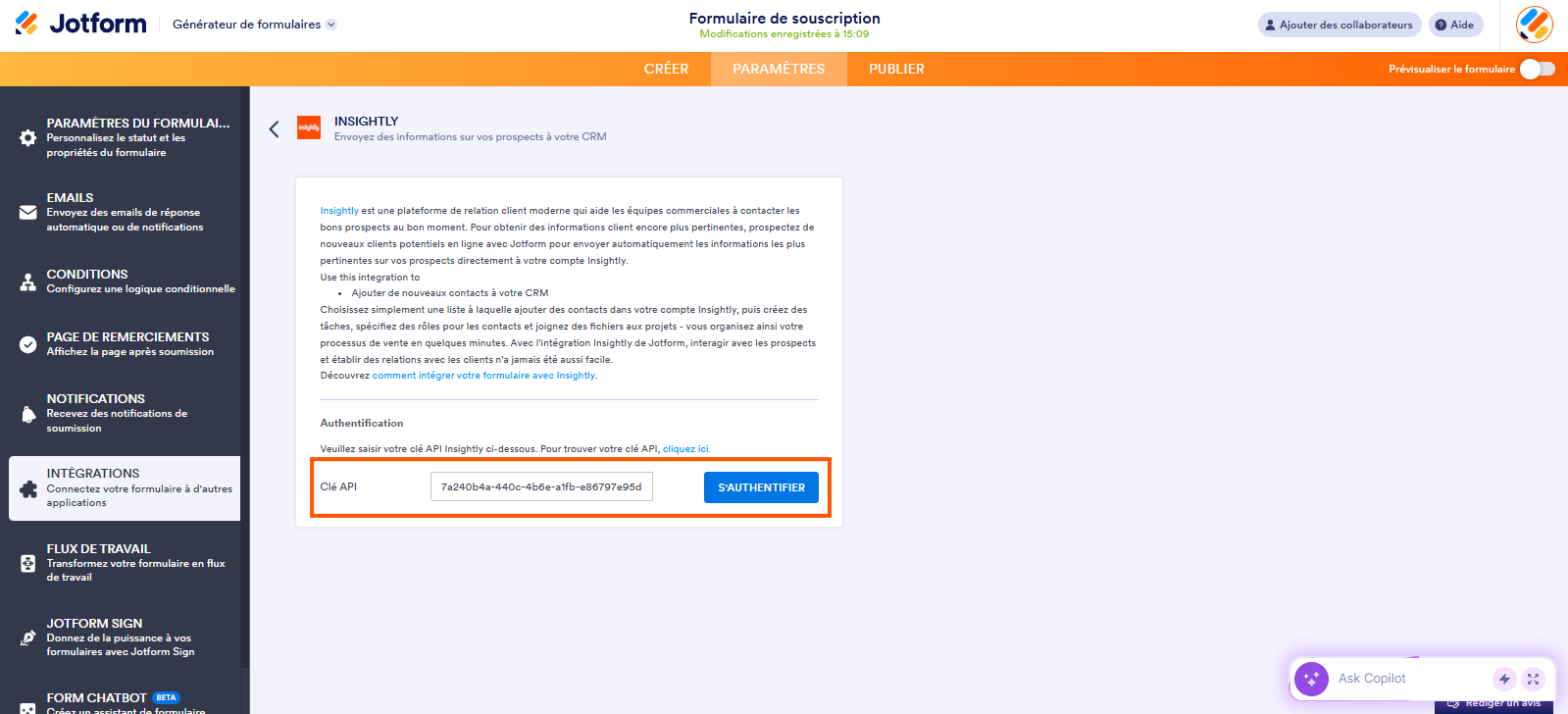 Capture d'écran de la page d'intégration Insightly dans le Générateur de formulaires Jotform avec un encadré autour du champ de la clé API renseignée et du bouton S'authentifier