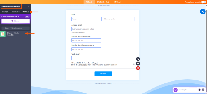 Capture d'écran d'un formulaire dans le Générateur de formulaires Jotform avec le widget Obtenir l'URL du formulaire ajouté en bas, un encadré autour de Éléments de formulaire dans la volet à gauche, une flèche pointant vers l'onglet Widgets et une autre vers le widget Obtenir l'URL du formulaire dans les résultats de recherche