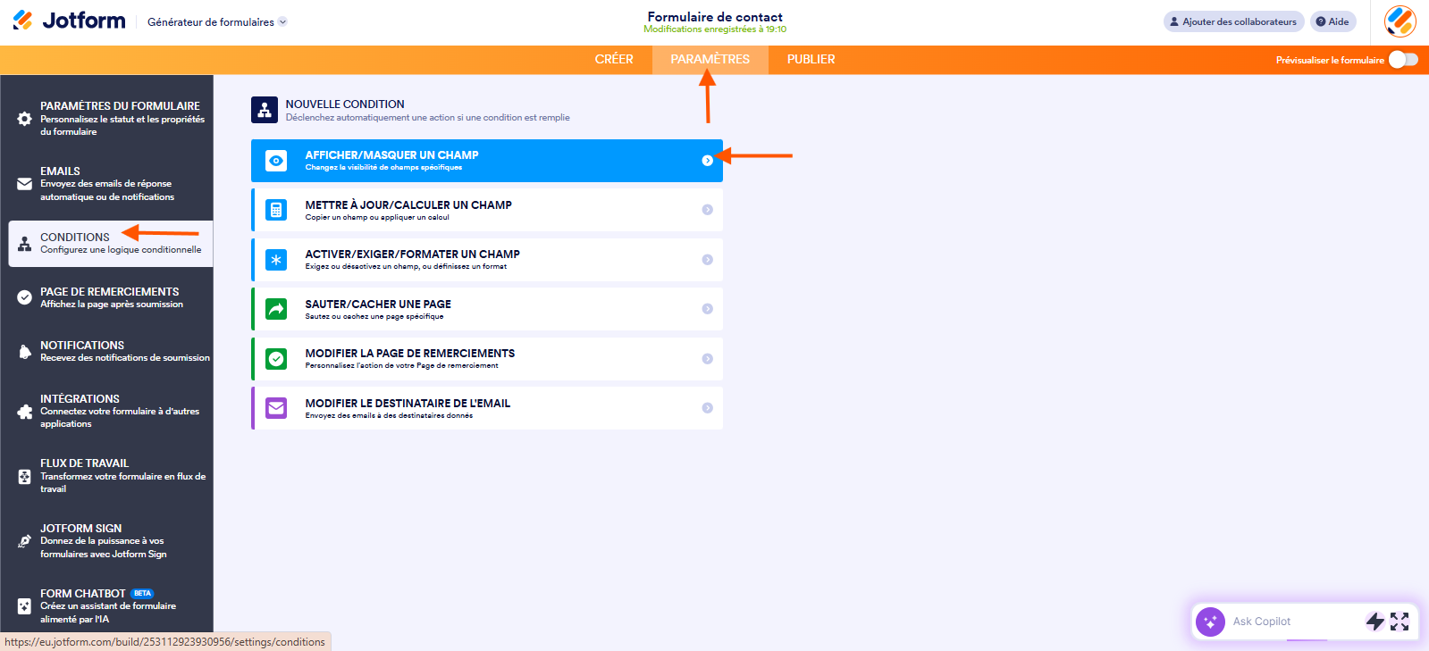 Capture d'écran de la page Nouvelle condition dans le Générateur de formulaires Jotform avec une flèche pointant vers l'onglet Paramètres, une autre pointant vers Conditions dans le volet de gauche et une troisième pointant vers Afficher/Masquer un champ