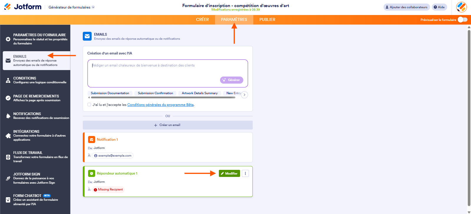 Capture d'écran de la page Emails dans le Générateur de formulaires Jotform avec une flèche pointant vers Paramètres, une autre pointant vers Emails et une troisième pointant vers Modifier