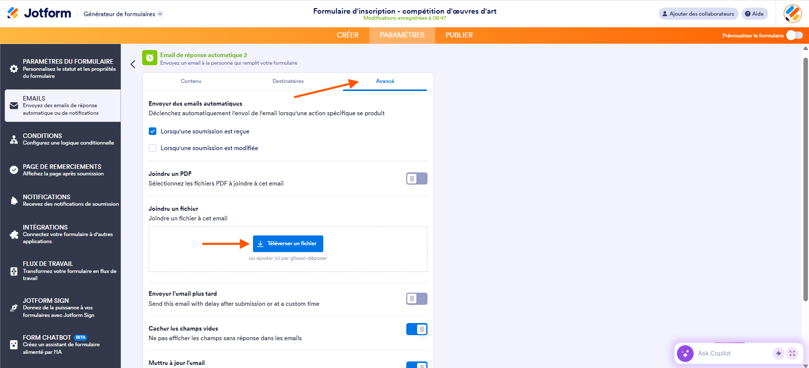 Capture d'écran de la page Email de réponse automatique dans le Générateur de formulaires Jotform avec une flèche pointant vers l'onglet Avancé et une autre pointant vers le bouton Téléverser un fichier