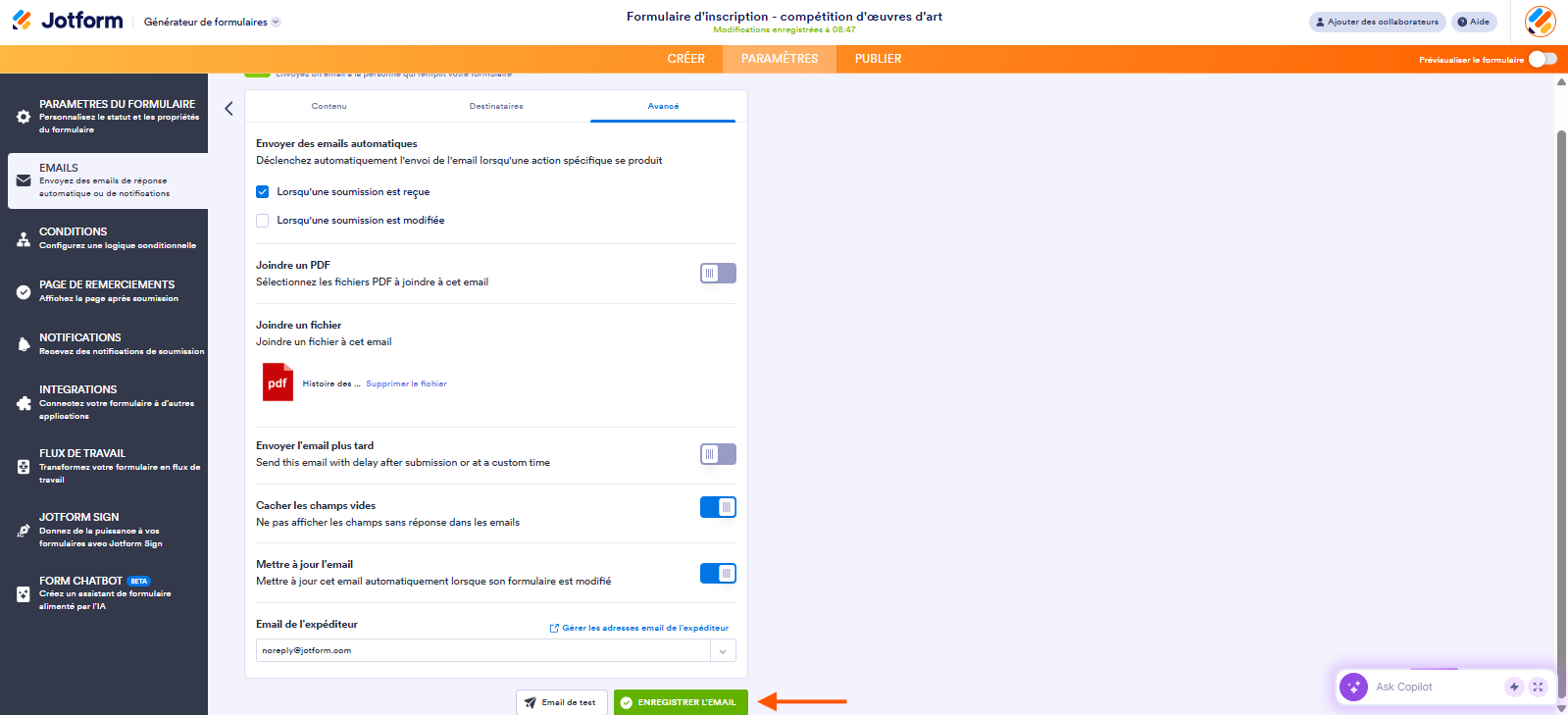 Capture d'écran de la page Email de réponse automatique dans le Générateur de formulaires Jotform avec une flèche pointant vers le bouton Enregistrer l'email