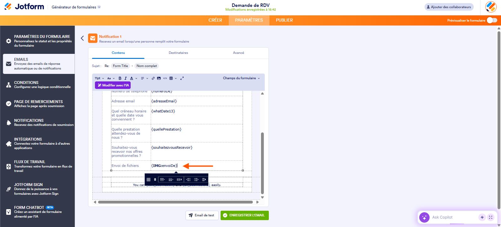 Capture d'écran de la page Notification 1 dans le Générateur de formulaires Jotform avec une flèche pointant vers la balise à modifier
