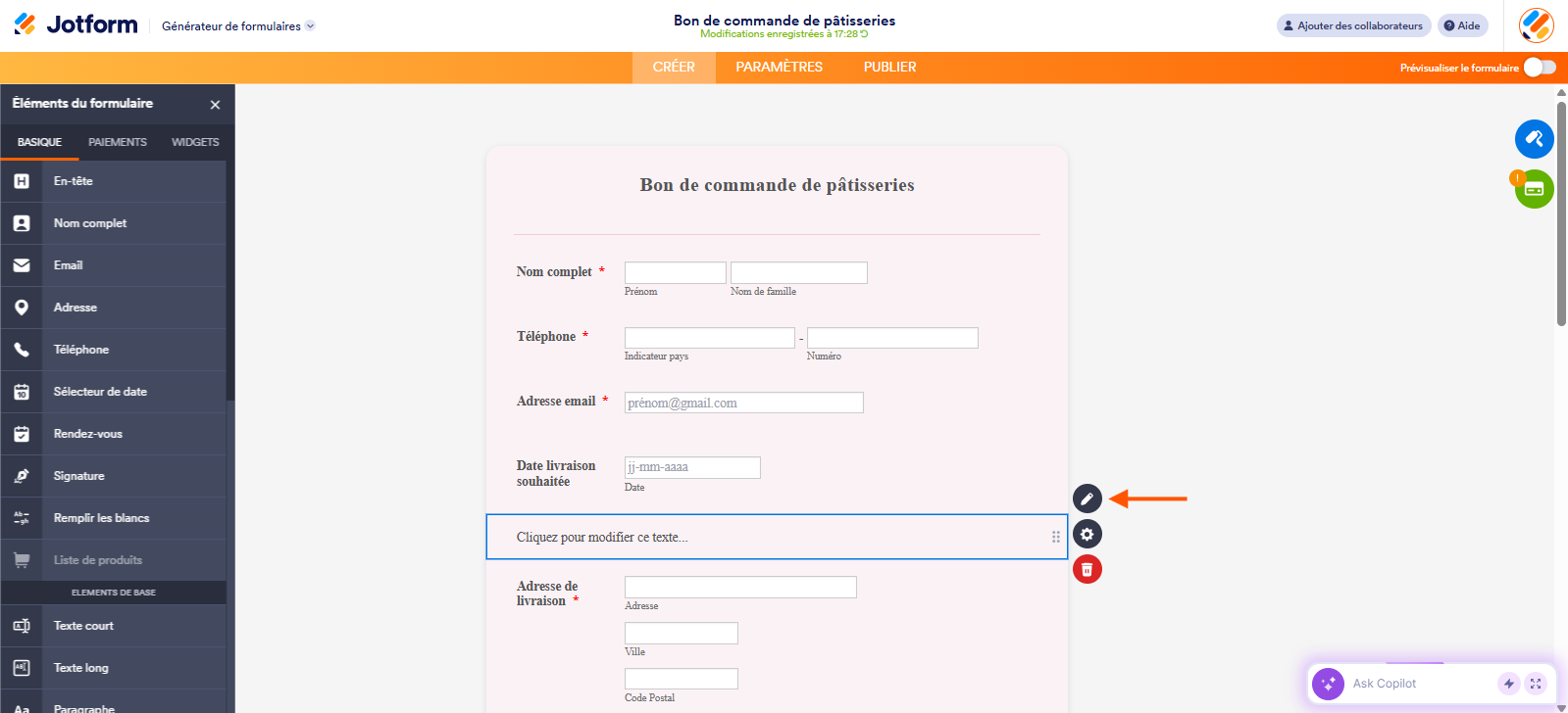 Capture d'écran du formulaire dans le Générateur de formulaires Jotform avec un élément Paragraphe ajouté et une flèche pointant vers l'icône de crayon à droite du champ
