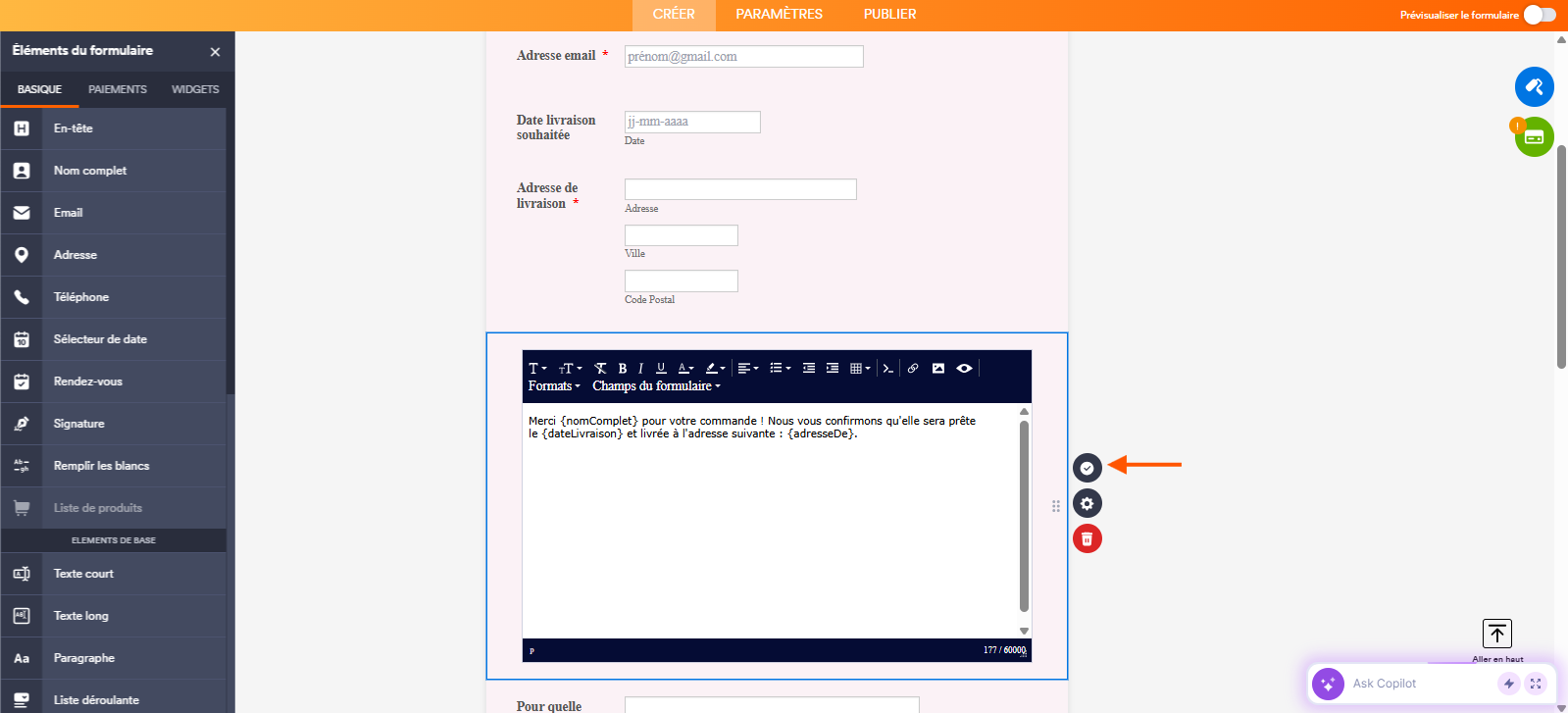 Capture d'écran du formulaire dans le Générateur de formulaires Jotform avec l'éditeur de Paragraphe ouvert, une phrase de confirmation de commande incluant des champs du formulaire et une flèche pointant vers l'icône de coche