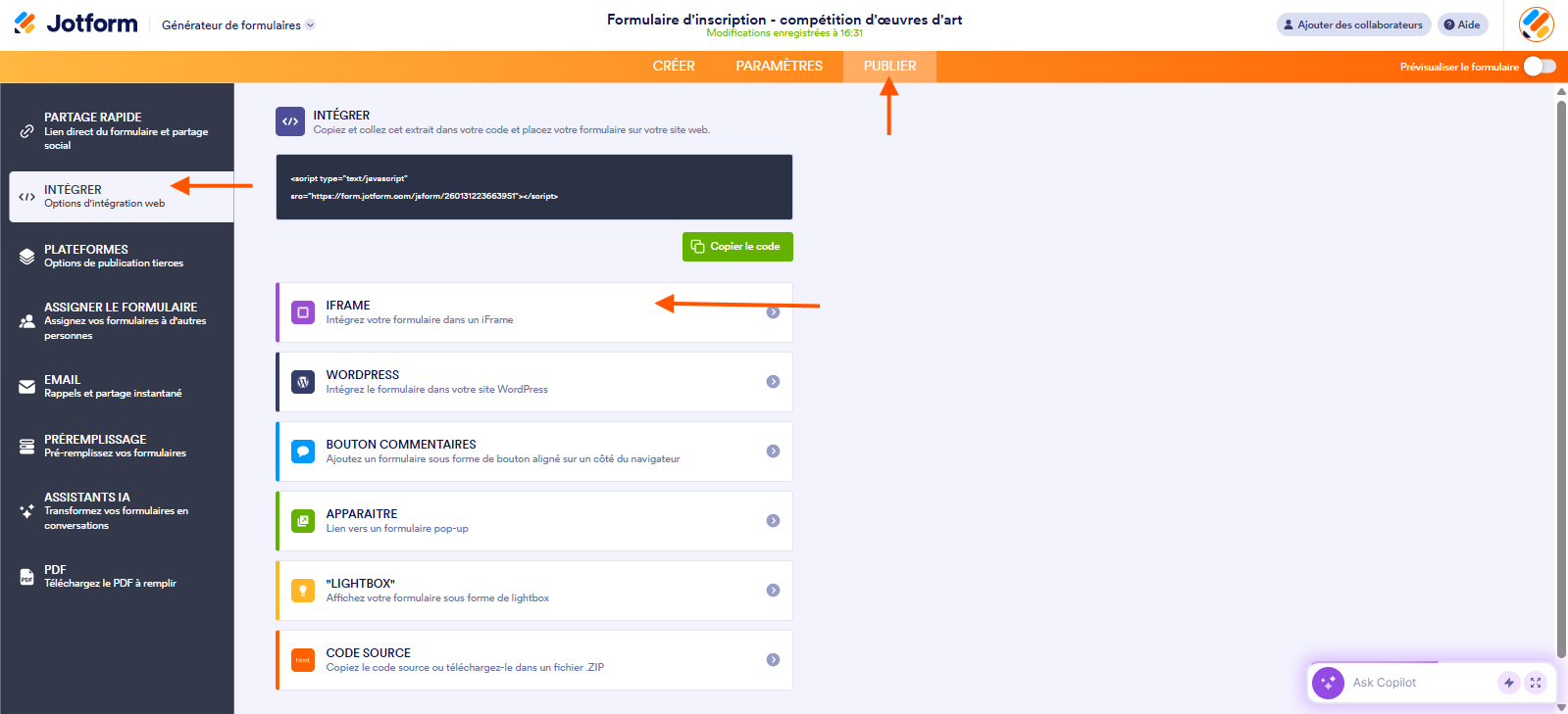 Capture d'écran de la page Intégrer dans le Générateur de formulaires Jotform avec une flèche pointant vers Publier, une autre vers Intégrer et une troisième vers iFrame