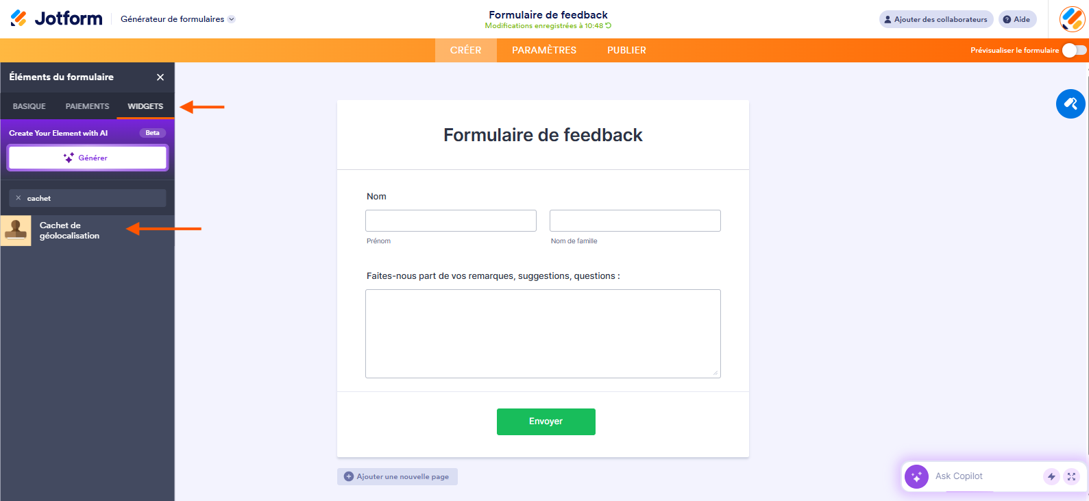 Capture d'écran d'un formulaire de feedback dans le Générateur de formulaires Jotform avec une flèche pointant vers l'onglet Widgets dans le volet Éléments du formulaire et une autre vers Cachet de géolocalisation