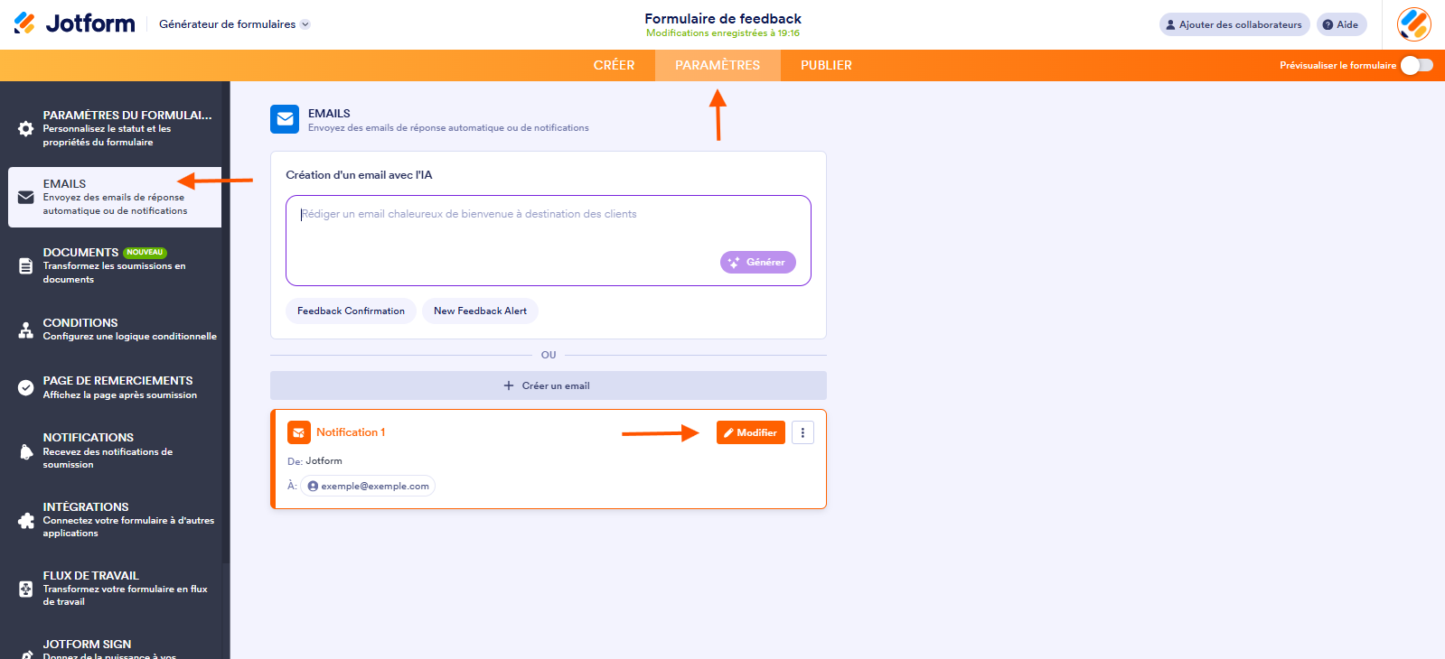 Capture d'écran de la page Emails dans le Générateur de formulaires Jotform avec une flèche pointant vers Paramètres, une autre vers Emails et une troisième vers l'option de modification de l'email de notification
