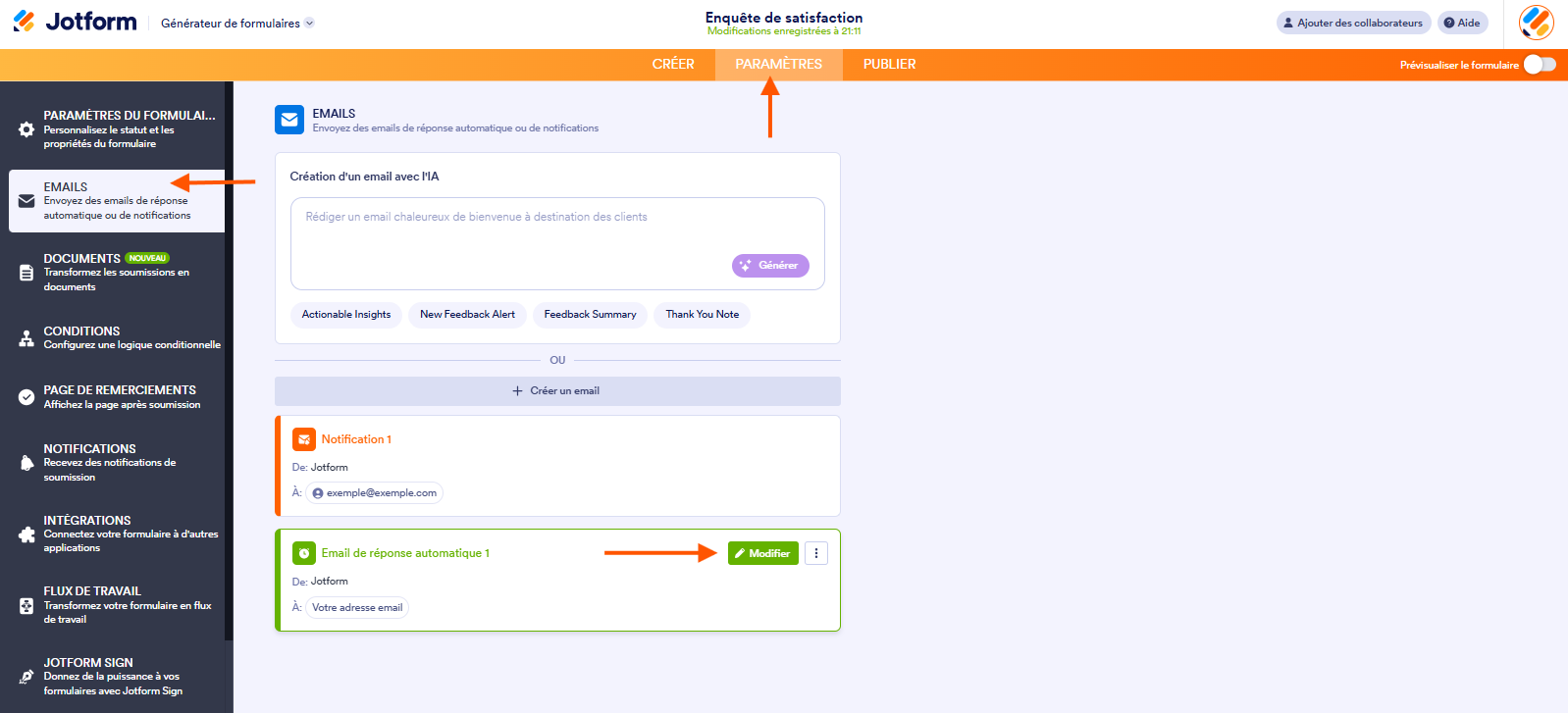 Capture d'écran de la page Emails dans le Générateur de formulaires Jotform avec une flèche pointant vers Paramètres, une autre vers Emails dans le volet à gauche et une troisième vers le bouton Modifier de l'email de réponse automatique