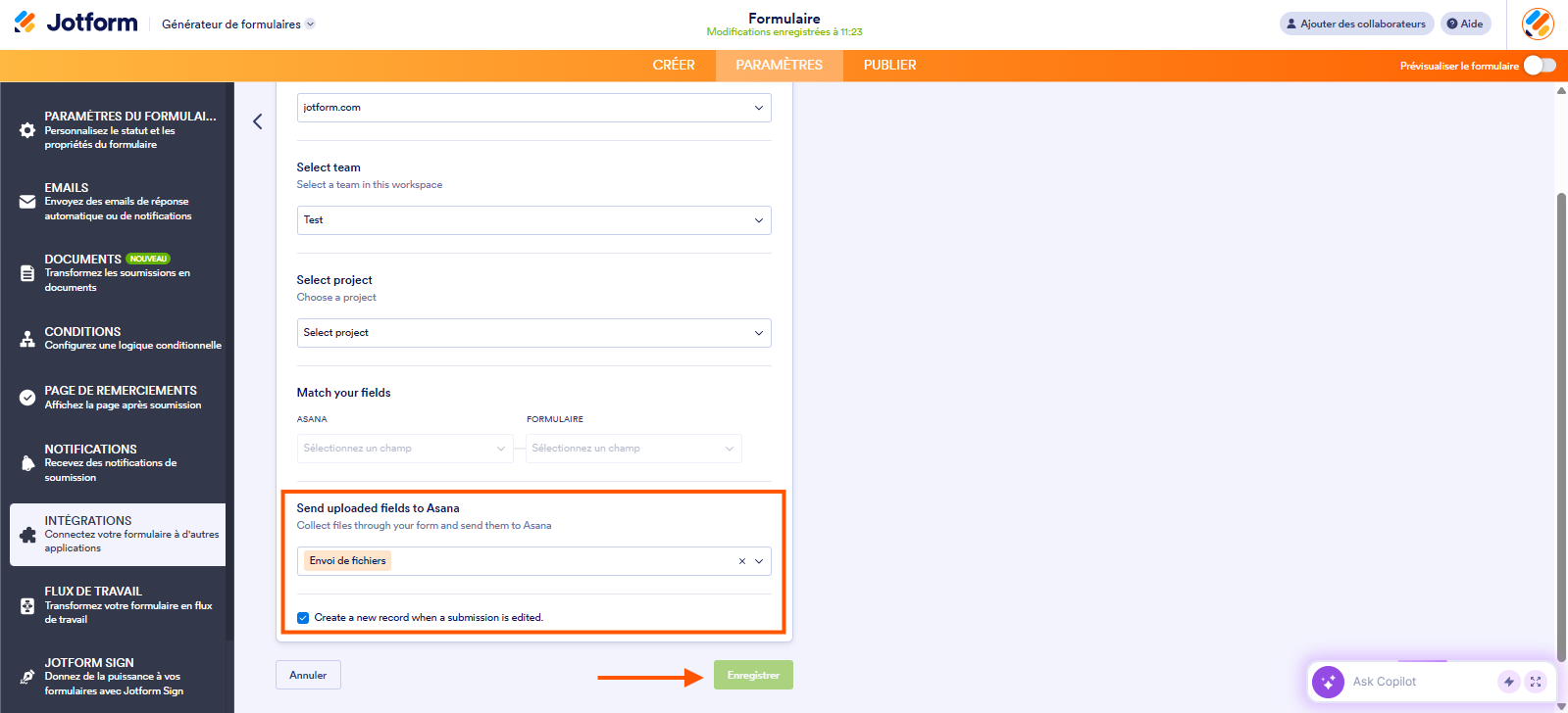 Capture d'écran de la page de l'intégration Asana dans le Générateur de formulaires Jotform avec un encadré autour du paramètre à configurer Envoyer les champs de téléversement vers Asana et l'option à cocher Créer un nouvel enregistrement lorsqu'une soumission est modifiée, et une flèche vers le bouton Enregistrer