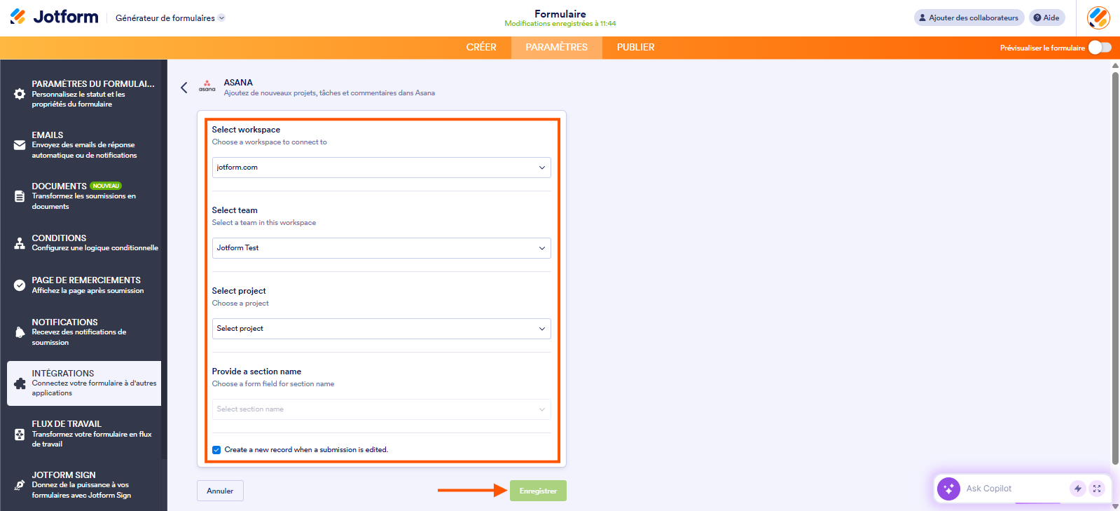 Capture d'écran de la page de l'intégration Jotform + Asana dans le Générateur de formulaires Jotform avec un encadré autour des paramètres à configurer et une flèche vers le bouton Enregistrer