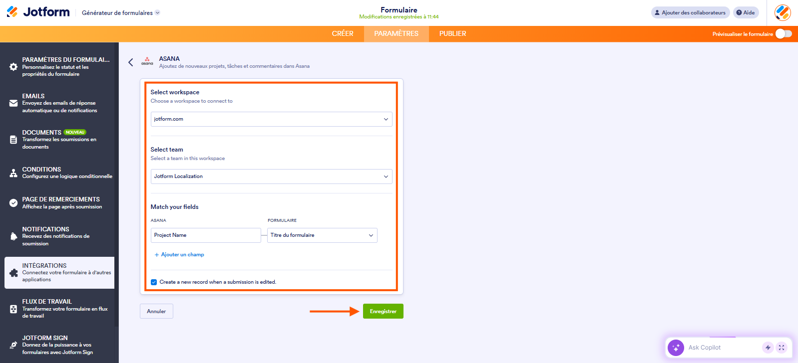 Capture d'écran de la page de l'intégration Jotform + Asana dans le Générateur de formulaires Jotform avec un encadré autour des paramètres à configurer et une flèche vers Enregistrer