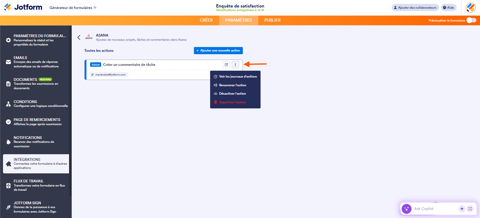 Capture d'écran de la page de l'intégration Asana dans le Générateur de formulaires Jotform avec une flèche vers le menu de l'action active Créer un commentaire de tâche