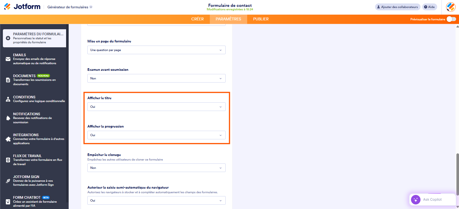Capture d'écran de la page Paramètres du formulaire d'un formulaire à cartes dans le Générateur de formulaires Jotform avec les sections Afficher le titre et Afficher la progression encadrées en rouge et Non sélectionné pour chacune d'elles