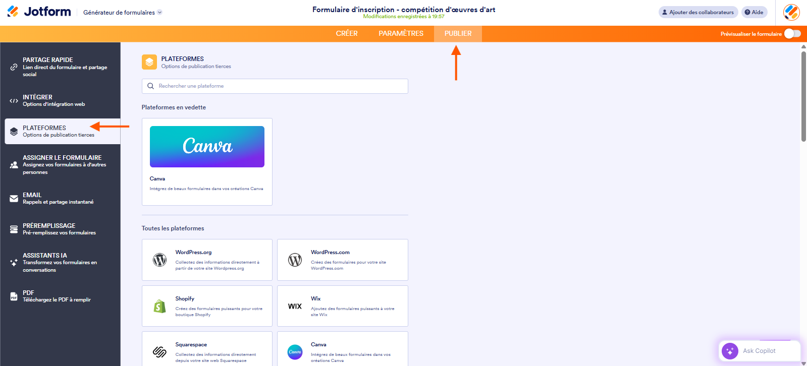 Capture d'écran de la page Plateformes dans le Générateur de formulaires Jotform avec une flèche vers l'onglet Publier et une autre vers Plateformes dans le volet de gauche