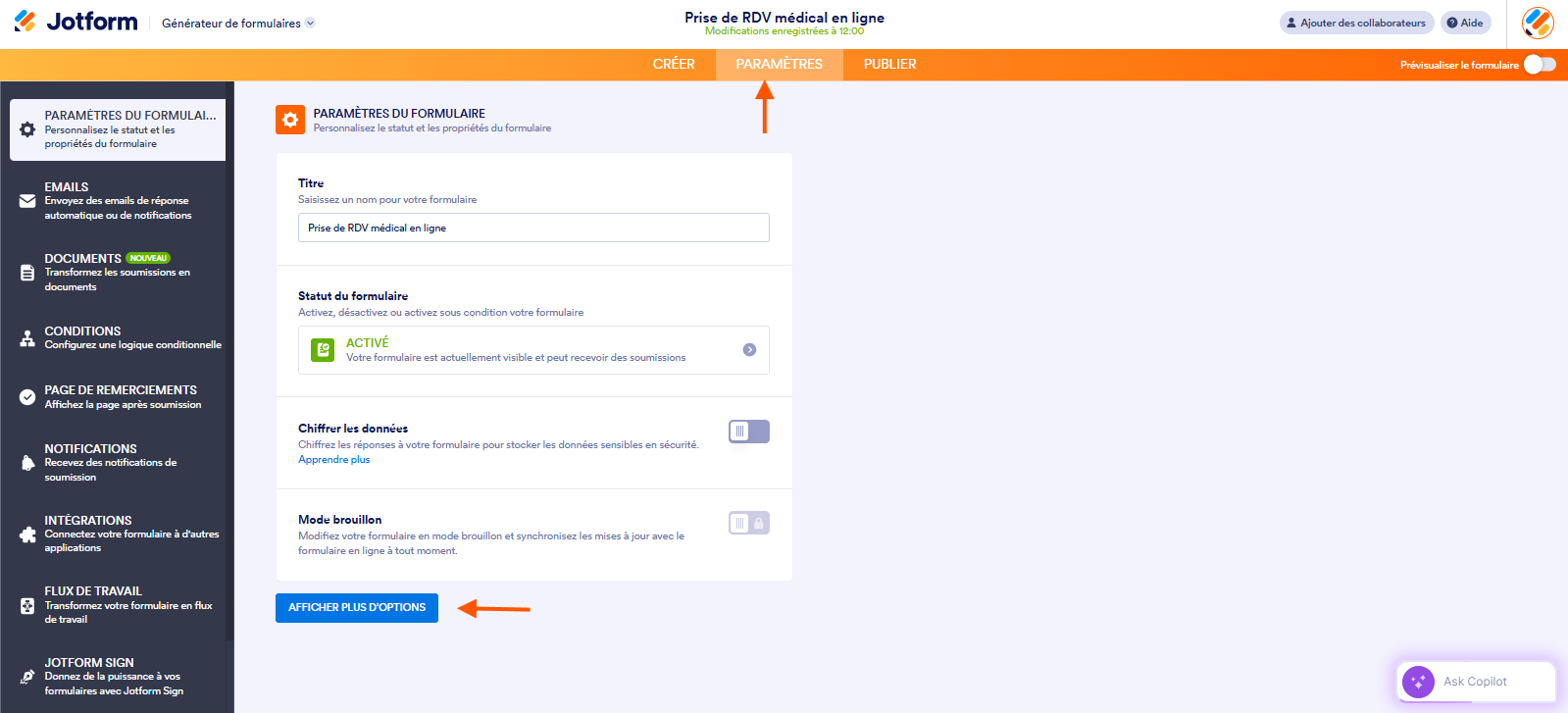 Capture d'écran de la page Paramètres du formulaire avec une flèche vers l'onglet Paramètres en haut et une autre vers le bouton Afficher plus d’options