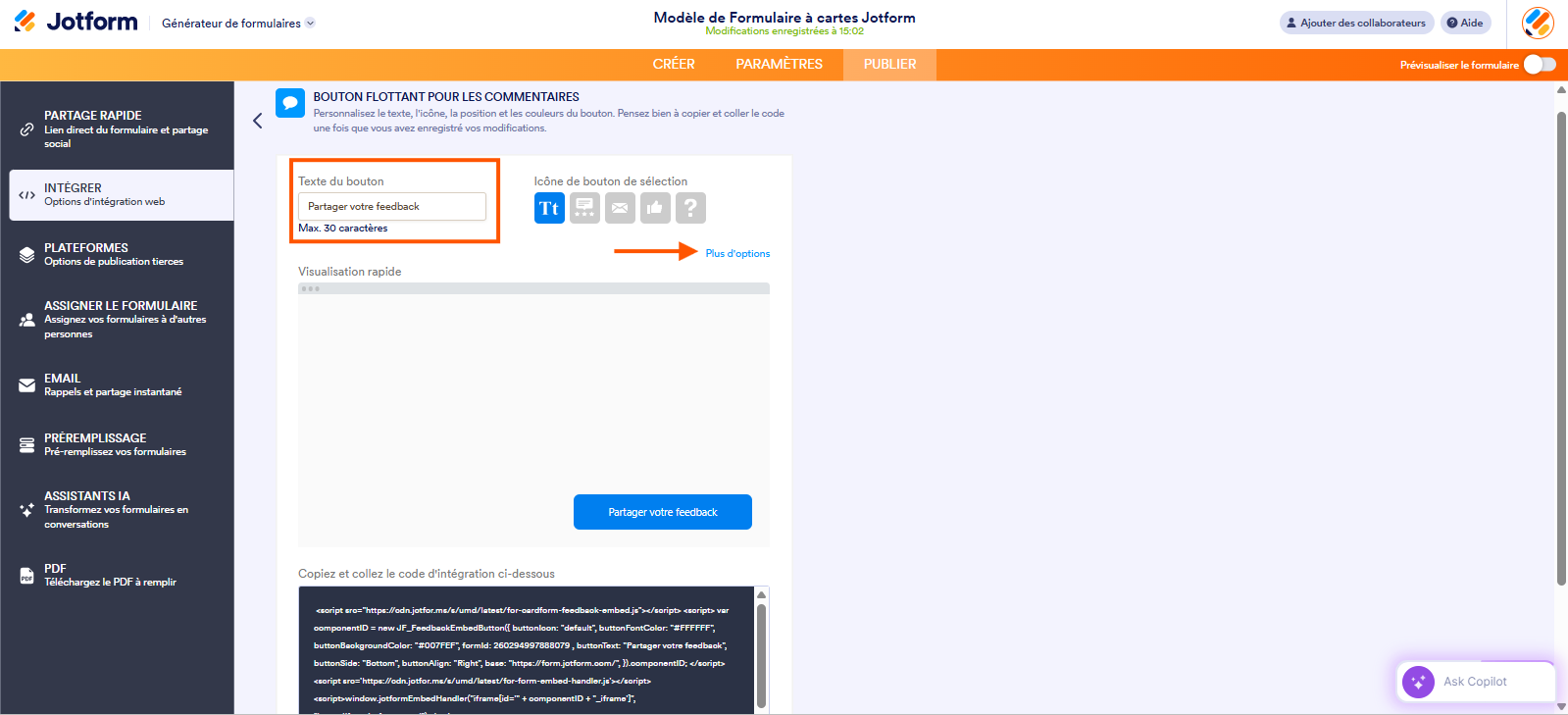 Capture d'écran de la page Bouton flottant pour les commentaires dans le Générateur de formulaires Jotform avec un encadré autour de Texte du bouton et une flèche vers Plus d'options