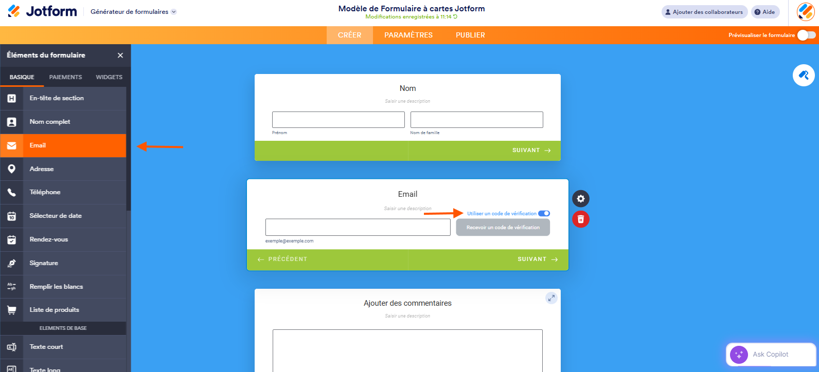 Capture d'écran d'un formulaire à cartes dans le Générateur de formulaires Jotform avec une flèche vers Email et une autre vers Utiliser un code de vérification