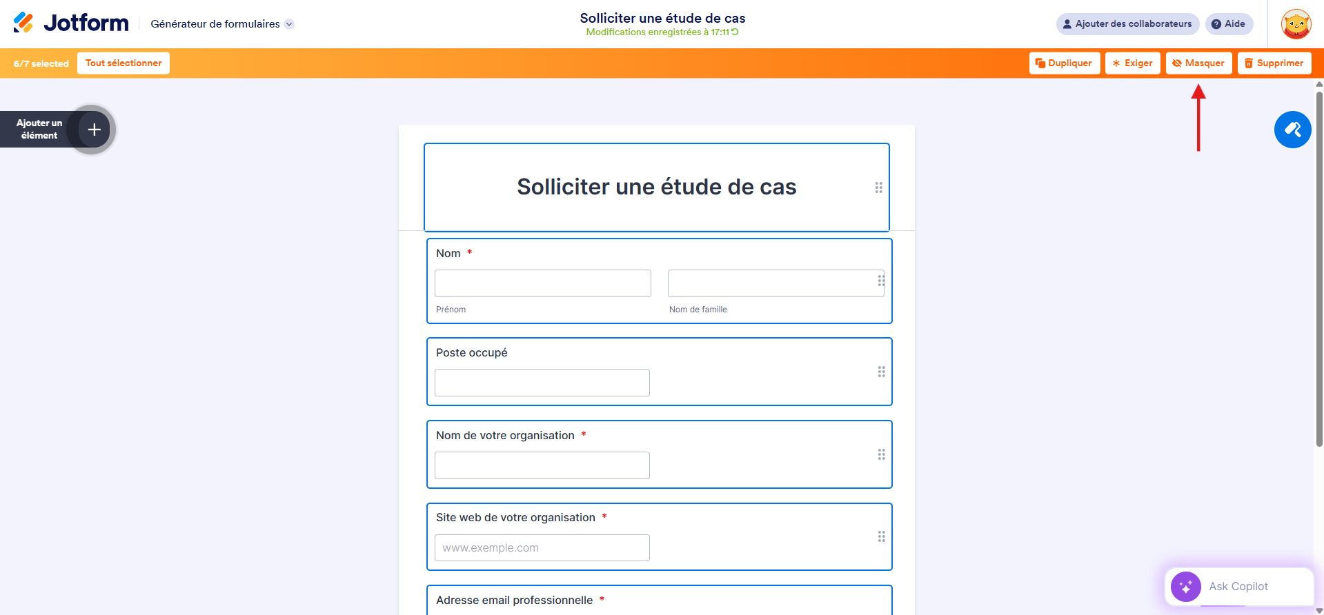 Capture d'écran d'un formulaire dans le Générateur de formulaires Jotform avec une flèche pointant vers le bouton Masquer