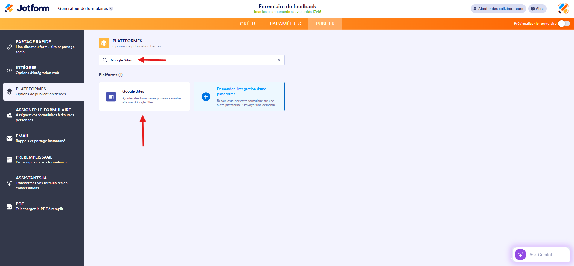 Capture d'écran de la page Plateformes dans le Générateur de formulaires Jotform avec une flèche vers Google Sites saisi dans le champ de recherche et une autre vers Google Sites dans les résultats de recherche