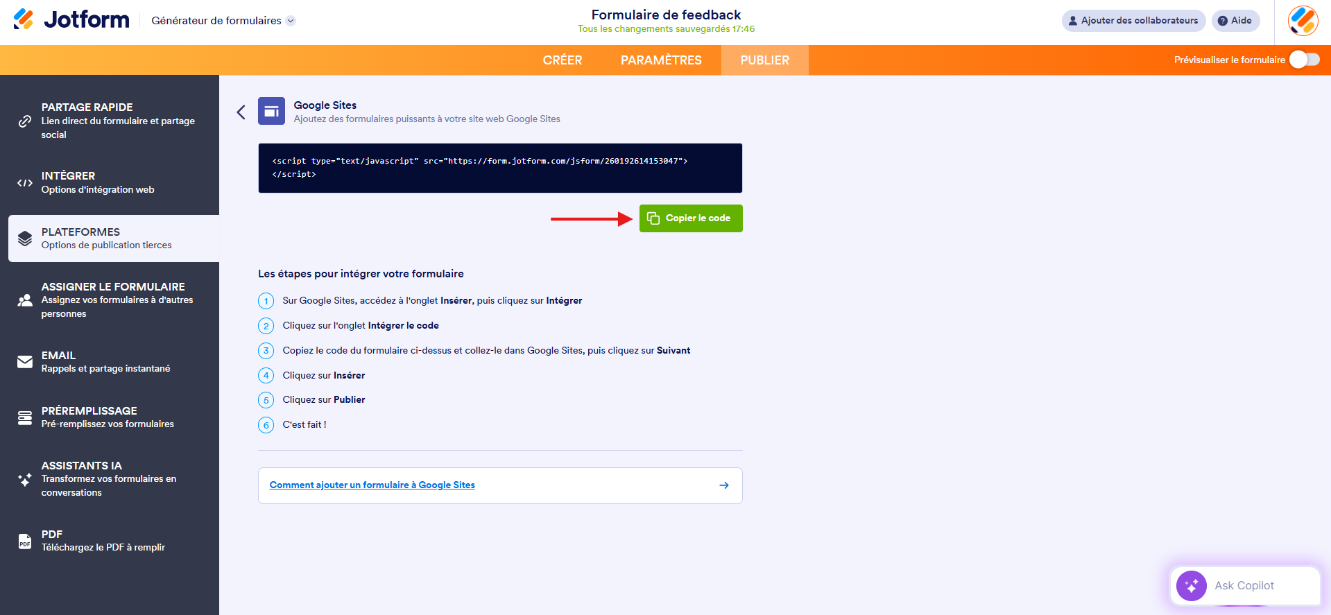 Capture d'écran de la page de la plateforme Google Sites dans le Générateur de formulaires Jotform avec une flèche vers le bouton Copier le code