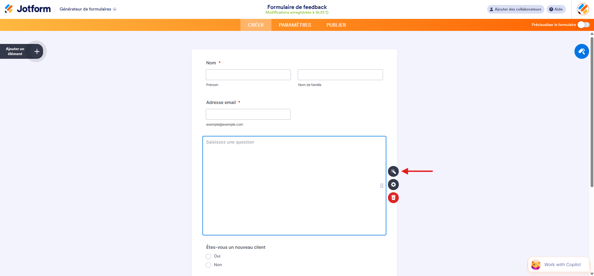 Capture d'écran d'un formulaire dans le Générateur de formulaires Jotform avec une flèche pointant vers l'icône de baguette magique de l'élément Widget Iframe intégré